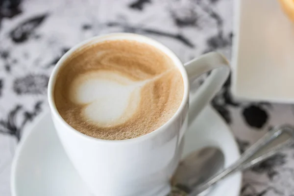 Uma chávena de café no café — Fotografia de Stock