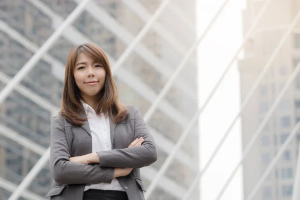 Retrato de empresária asiática fora do escritório e de pé prou — Fotografia de Stock