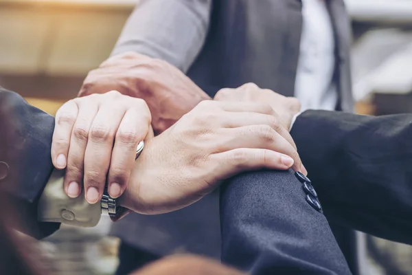 Hände waren ein Gemeinschaftskonzept der Teamarbeit — Stockfoto