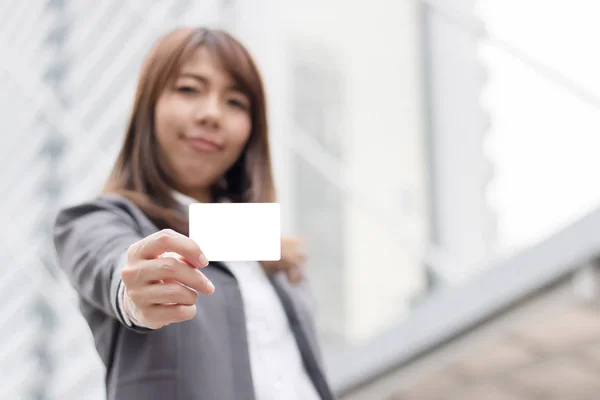 Empresária são showind vazio cartão branco — Fotografia de Stock