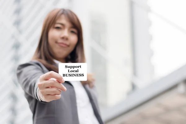 Empresária mostrando cartão com mensagem de apoio comercial local — Fotografia de Stock