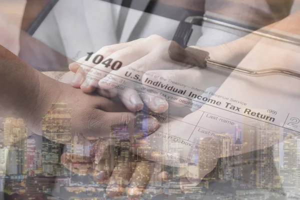 Podwójnej ekspozycji ręce koordynacji i podatku od formy opodatkowania — Zdjęcie stockowe