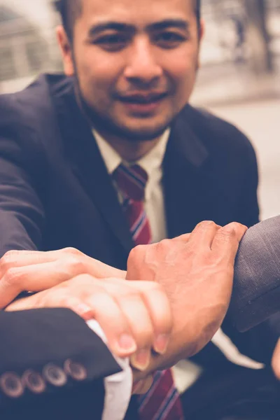 Les mains étaient un concept de collaboration du travail d'équipe — Photo