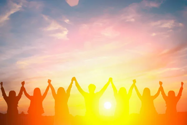 Silhouet van gelukkig business team maken hoge handen in zonsondergang sk — Stockfoto