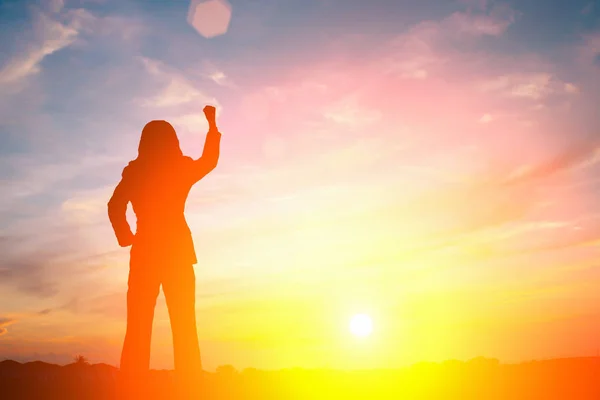 Silueta de mujer de negocios feliz haciendo altas manos en la puesta del sol sk —  Fotos de Stock