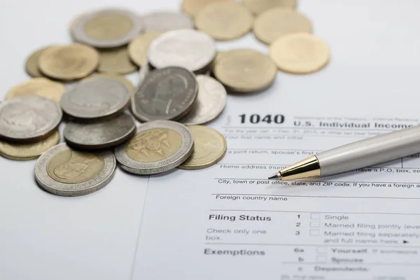 Μας φορολογική μορφή με πένα και κέρματα επιλεκτική εστίαση / φορολογία conc — Φωτογραφία Αρχείου