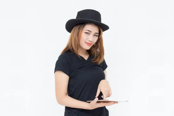 Asijské žena v černém tričku pomocí smartphonu — Stock fotografie