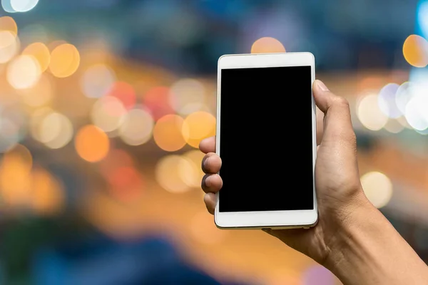 Bir smartphon üzerinde arka plan bulanık tutan el