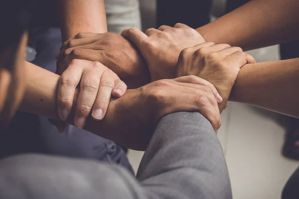 As mãos eram um conceito de colaboração do trabalho em equipe — Fotografia de Stock