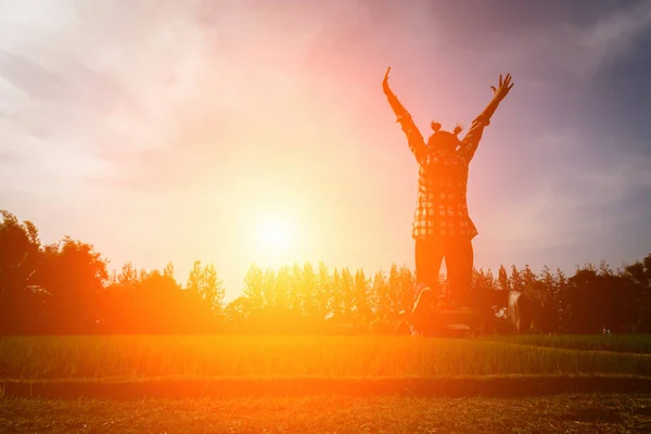 Silhouette di persone felici che saltano nel tramonto . — Foto Stock