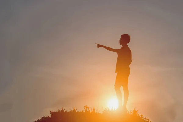 Silhouet van gelukkige mensen in de zonsondergang — Stockfoto