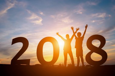 Gün batımı b New yeay 2018 konsepti ile mutlu kadın silüeti
