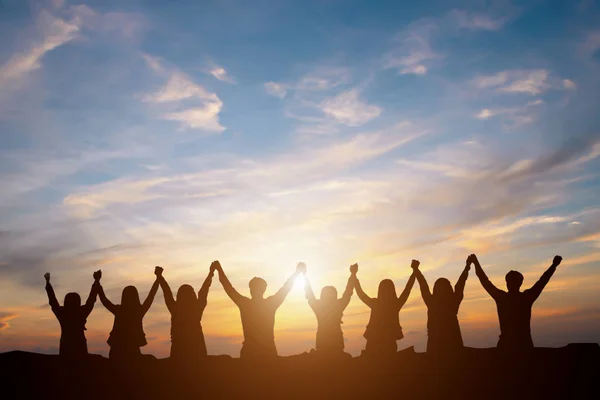 Silhouet van gelukkig business team maken hoge handen — Stockfoto