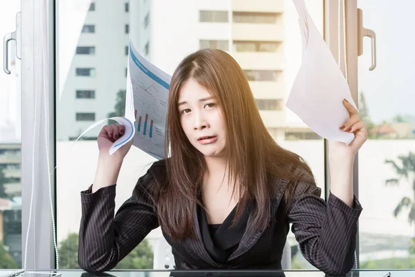 Mulher de negócios são estressados com o trabalho . — Fotografia de Stock