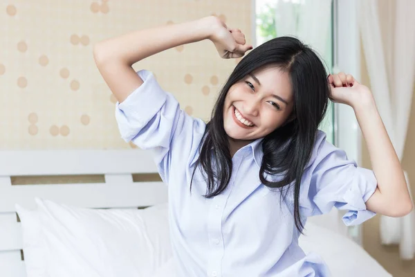 幸福的亚洲女人在床上在早晨 — 图库照片