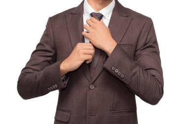 Kravatını beyaz arka plan üzerinde düzenleme iş adamı