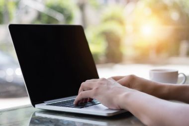 Kafede dizüstü bilgisayarda yazarak eller 