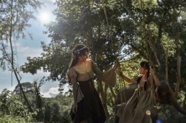 Kardeş kardeşi TH gölgeli ağaçlar altında için sallanan