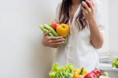 Meyve ve sebze mutfakta kadın ile.