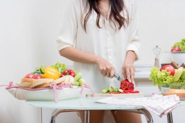 Mutlu kadın kesme sebze mutfakta.