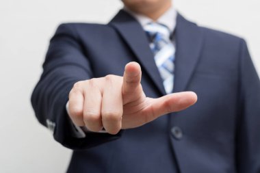 İşadamı dokunmatik ekranda iterek