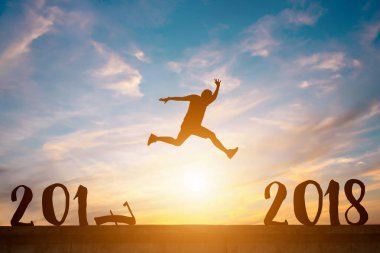 Mutlu bir adam silüeti atlamak güneşler 2017 ve 2018 yılları arasında