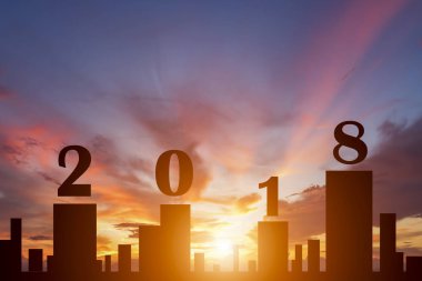 Yeni yıl kavramı için metin 2018 günbatımı şehirde silüeti