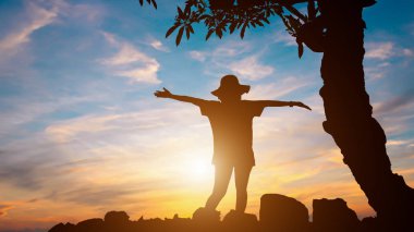 Siluet kadın durumda silah sahilde günbatımı, ifade 