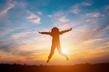 Mutlu işkadını günbatımı gökyüzü atlama.