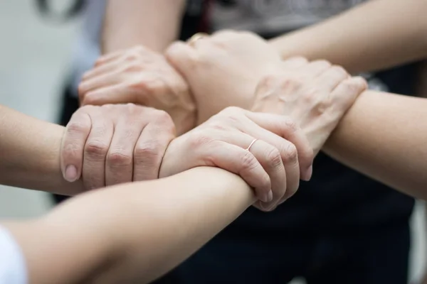 As mãos eram um conceito de colaboração do trabalho em equipe — Fotografia de Stock