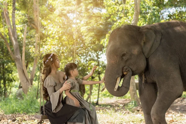 Güzel kadın ve fillerle oynamaya kız portre sanatı — Stok fotoğraf