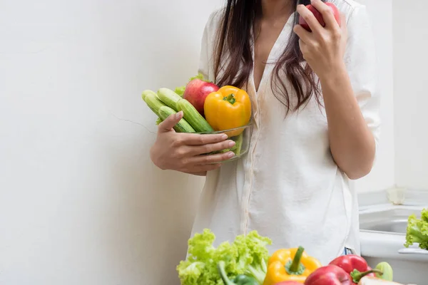 Donna con frutta e verdura in cucina . — Foto Stock