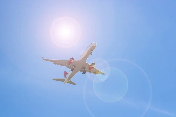 El avión en el cielo —  Fotos de Stock