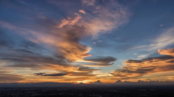 Esténként gyönyörű golden sky panoráma — Stock Fotó