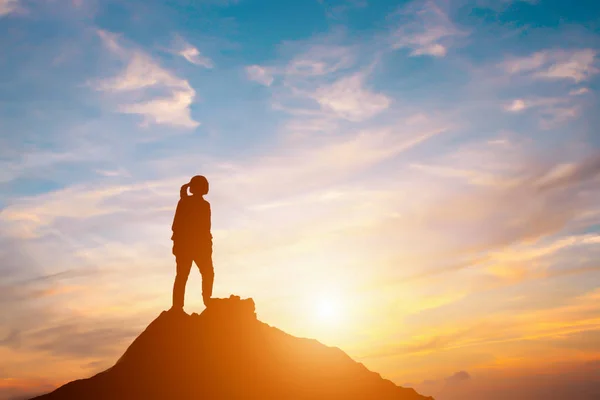 Silhouet van de vrouw stond op heuvel in de zonsondergang. — Stockfoto