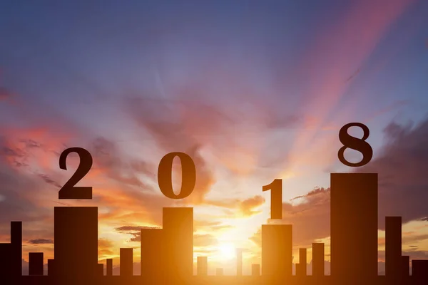 Yeni yıl kavramı için metin 2018 günbatımı şehirde silüeti