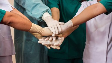 Doktorlar ve hemşireler elleri koordine etmek. Kavram çalışması
