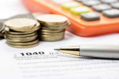  Bize vergi formu ile kalem ve jeton seçici odak / vergilendirme konsantrasyon