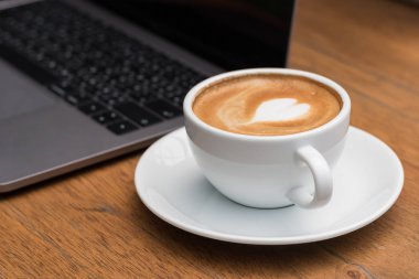 ahşap zemin üzerinde geç sanat sıcak kahve