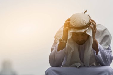 Stres ve şehir arka planda oturan Arap erkektir