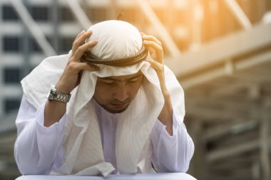 Stres ve şehir arka planda oturan Arap erkektir