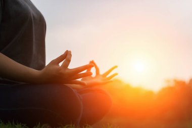 günbatımı kadın yoga