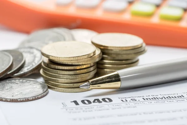 우리 세금 양식을 펜과 동전 선택적 초점 / 과세 광 — 스톡 사진