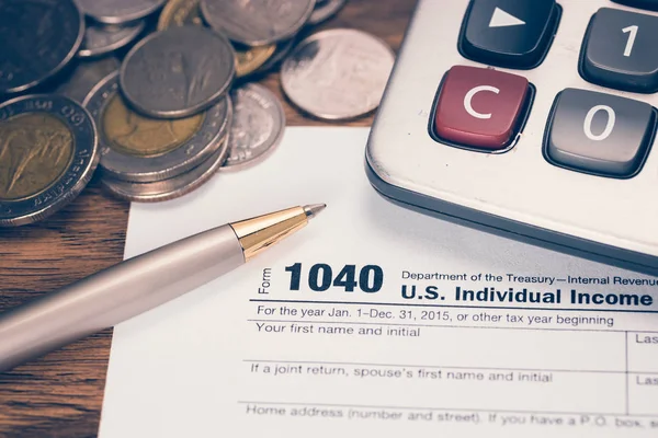 Formulario de impuestos de EE.UU. 1040 con pluma — Foto de Stock