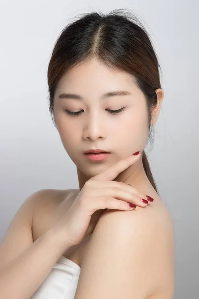 Atractivo hermosa mujer asiática cuidado de la piel sobre fondo blanco — Foto de Stock