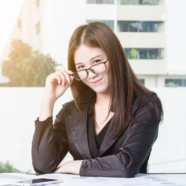Empresária usando óculos antes de trabalhar . — Fotografia de Stock