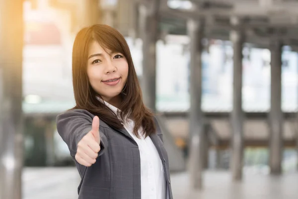 美しいアジアのビジネス女性が立って、親指のアップの笑顔 — ストック写真