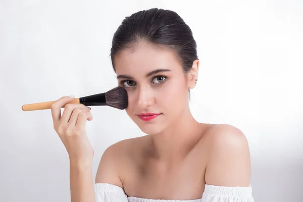 Schöne Frau ist glücklich mit Make-up auf weißem Hintergrund — Stockfoto
