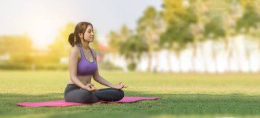 Genç, çekici, gülümseyen kadın yoga yapıyor.