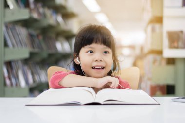 Asyalı kız kitap okuma ve müzik LIBR
